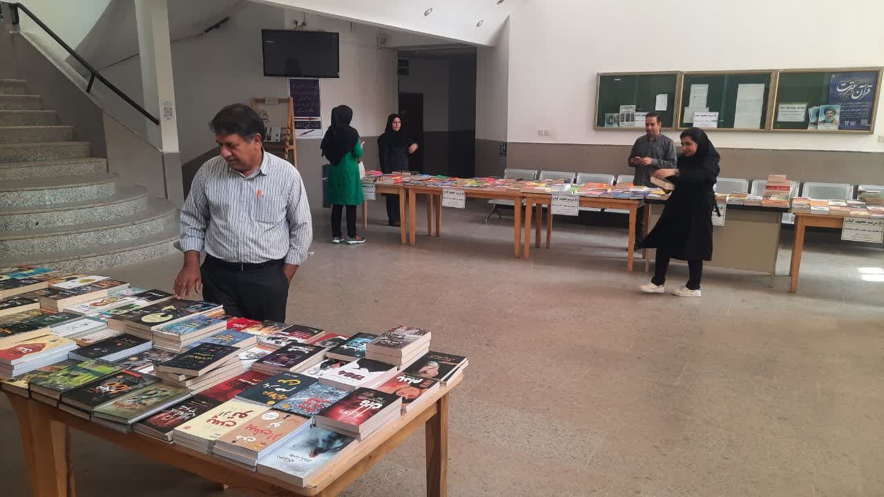 افتتاح نمایشگاه کتاب دانشگاه آزاد اسلامی اشکذر به مناسبت روز دختر و دهه کرامت