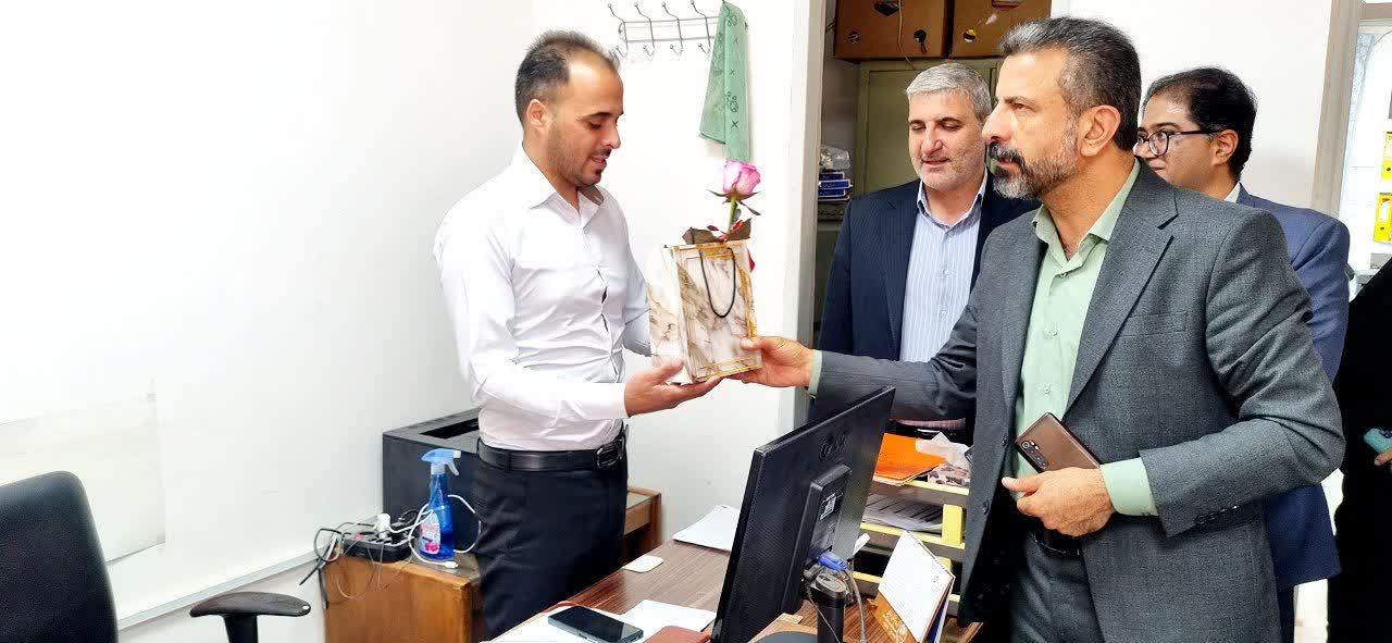 تجلیل فرماندار اشکذر از کارکنان اداره اصناف به مناسبت هفته کار و کارگر