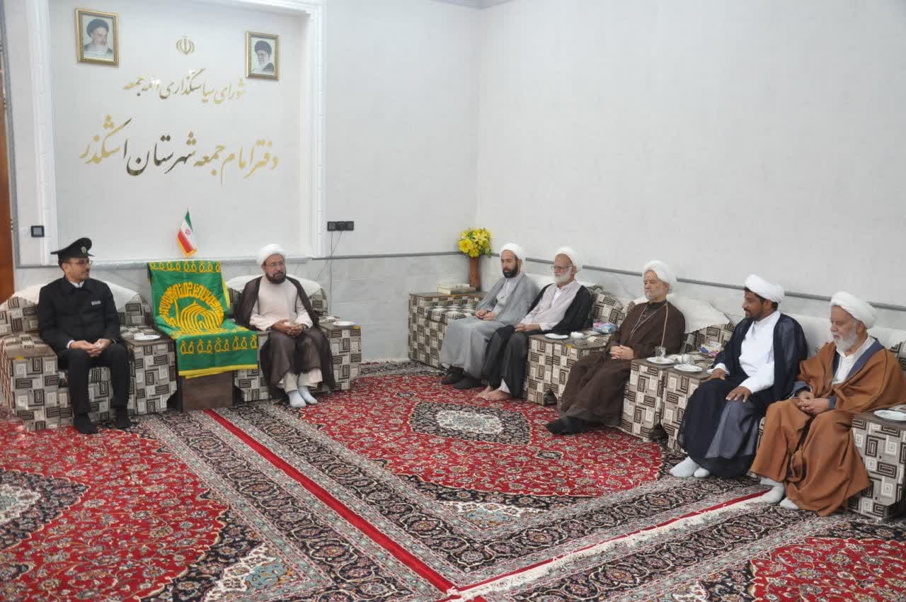 حضور پرچم متبرک حرم رضوی و خادمان آستان قدس در دفتر امام جمعه اشکذر
