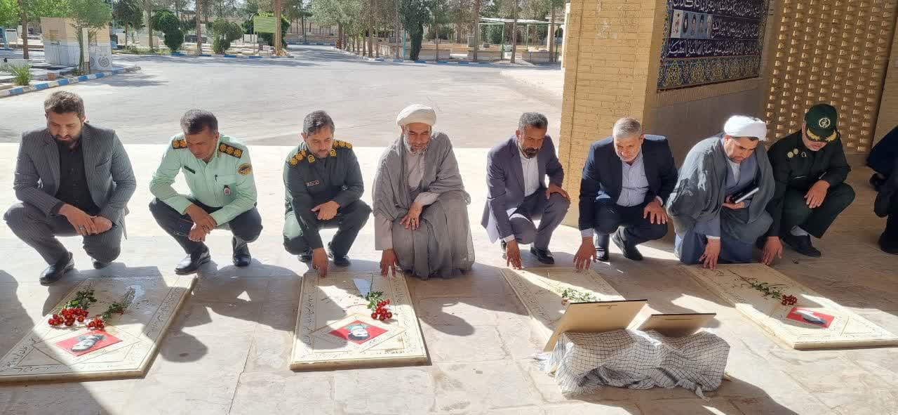حلقه صالحین مدیران اشکذر در جوار گلزار شهدا با محوریت تکریم مقام معلم برگزار شد