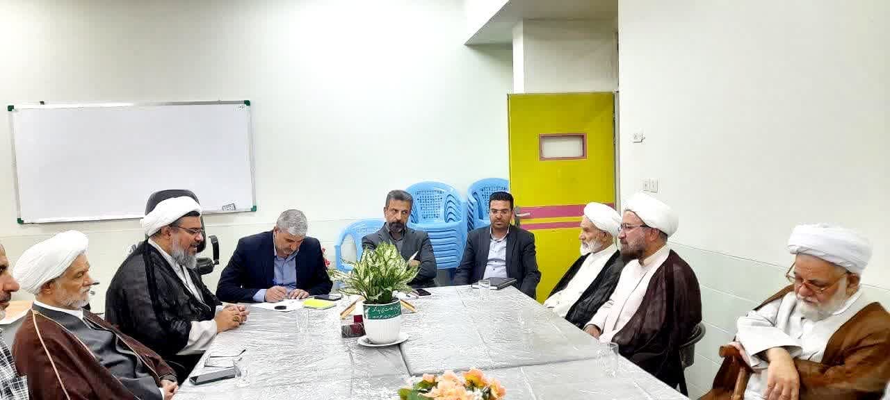 نشست هم‌اندیشی فرماندار اشکذر با ائمه جمعه برای توسعه متوازن شهرستان