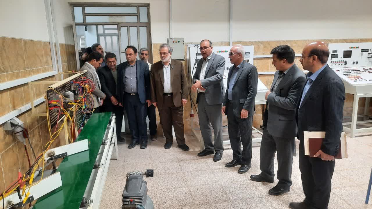 بازدید قائم مقام رئیس دانشگاه آزاد اسلامی از دانشکده توسعه فناوری و کارآفرینی اشکذر