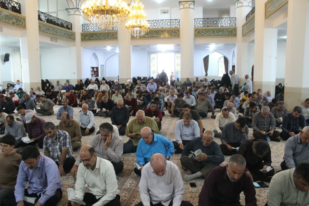 نوای نیایش روز عرفه، در مسجد ذاکری اشکذرطنین‌انداز شد+تصاویر