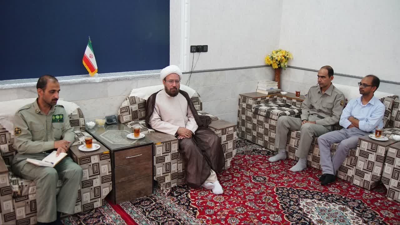 دیدار رئیس محیط زیست اشکذر با امام جمعه شهرستان در هفته محیط زیست