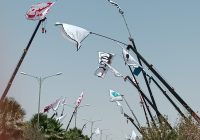 پرچم‌های حسینی بر فراز جرثقیل‌ها؛ آیینی خاص در اشکذر