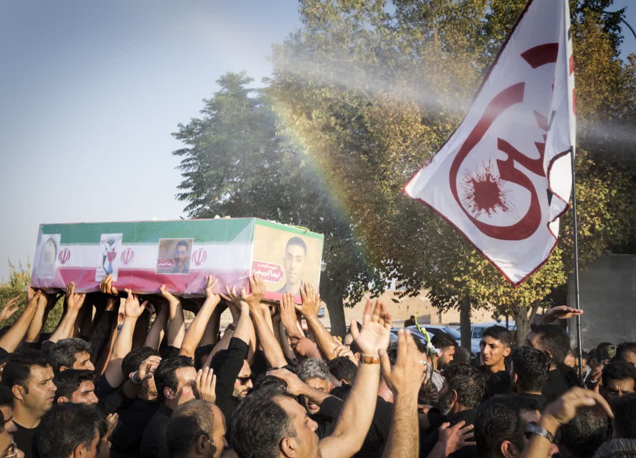 عکس «اقتدا به نور حسین(ع)»؛ روایت تصویری تشییع شهید نیما کریمی از نگاه عکاس اشکذری