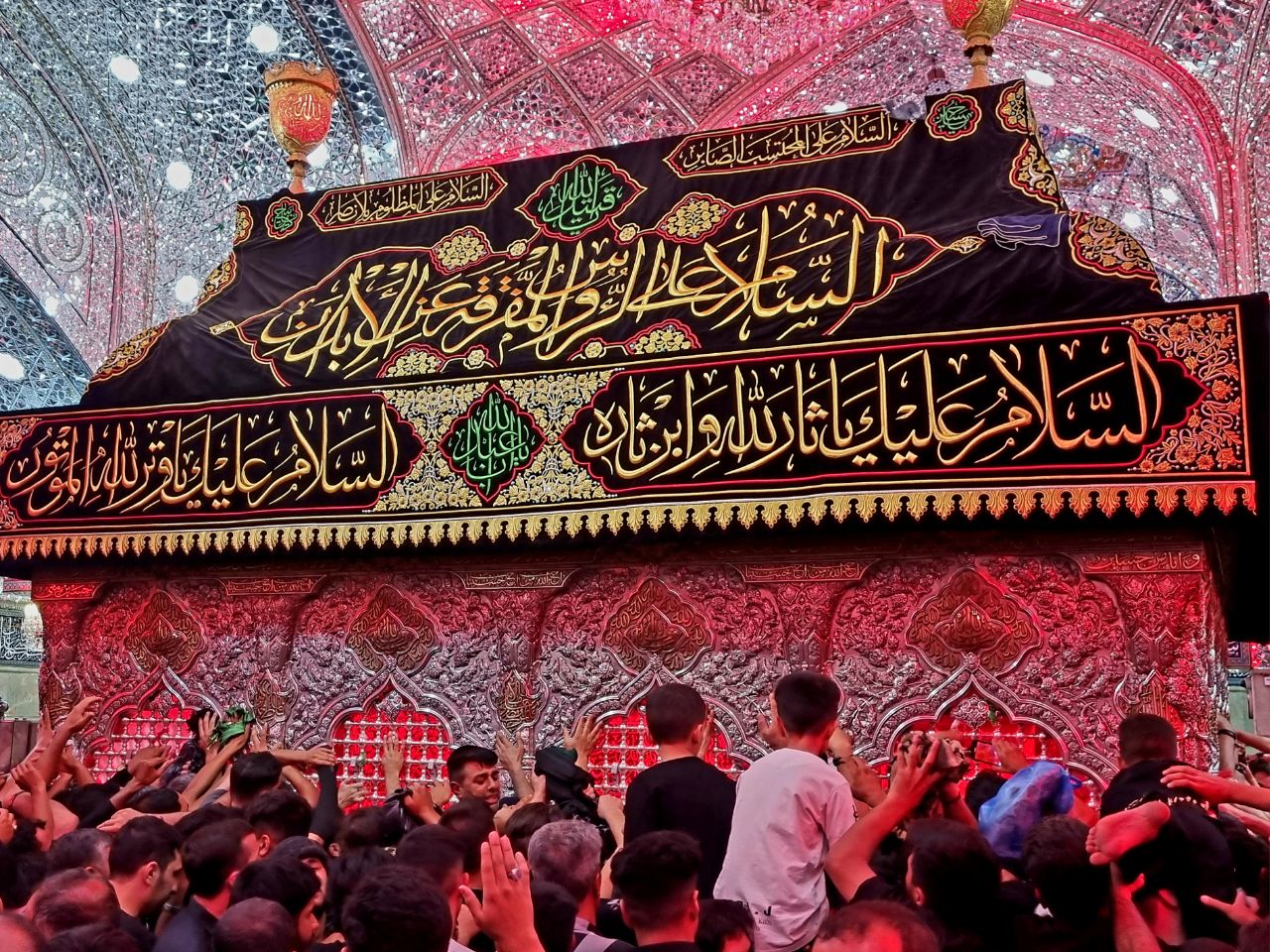 گزارش تصویری از زیارت ضریح حرم امام حسین (ع)/ دستانم را به حرمت دخیل می‌کنم