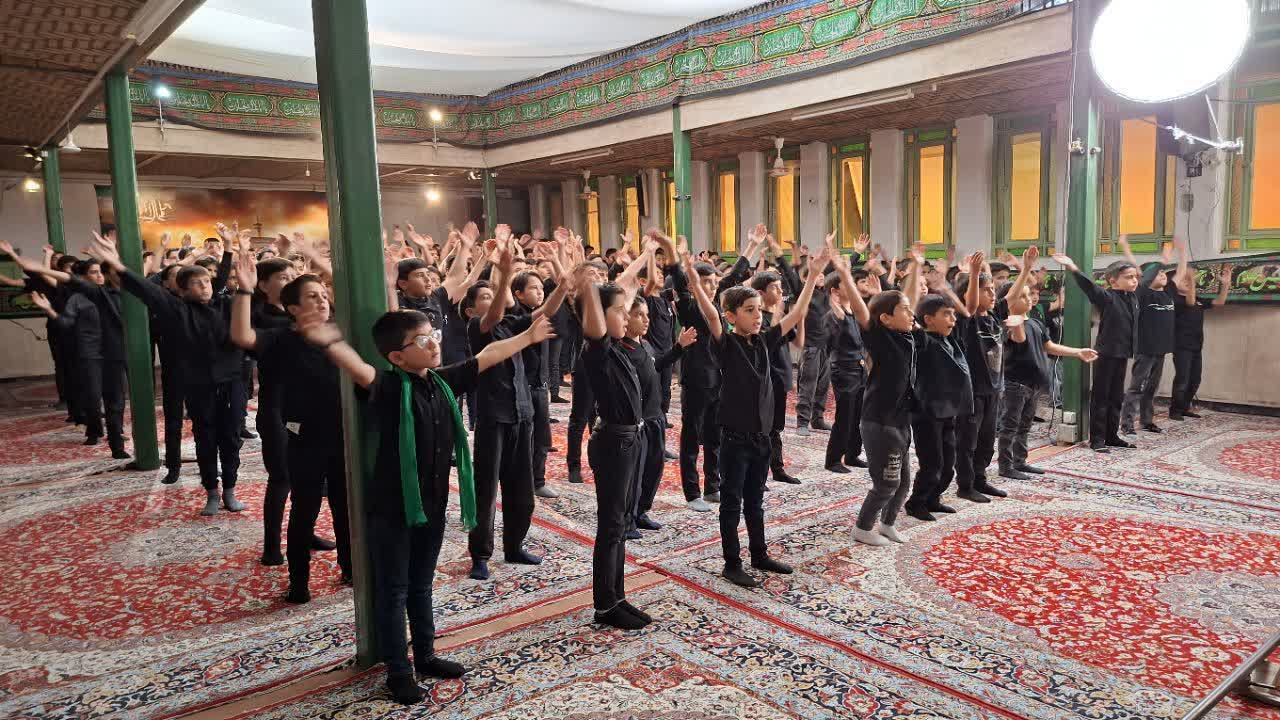 تقدیر از نوجوانان نخبه اشکذری در آئین نوحه‌خوانی دهه آخر صفر