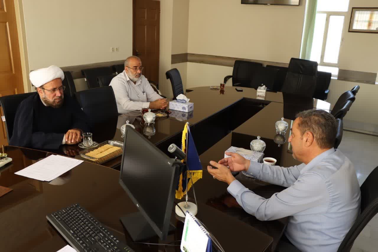 پیگیری مطالبات مردمی در دیدار امام جمعه اشکذر با مدیر توزیع برق شهرستان