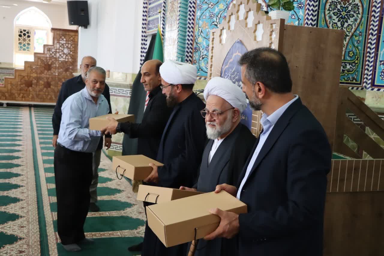 تجلیل از دانشجوی آزاده دانشگاه آزاد اسلامی اشکذر در نماز جمعه