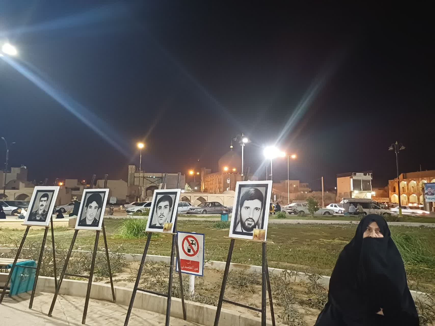 سیاه قلمِ سپیدرویان شهیددر بوستان امام حسین “ع” زارچ ؛حتما برای تماشا بروید