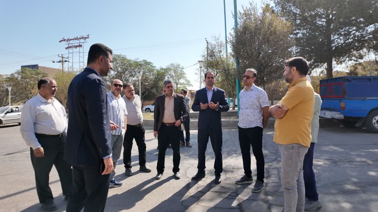 شهردار و اعضای شورای اسلامی شهر اشکذر از روستای حجت آباد بازدید کردند