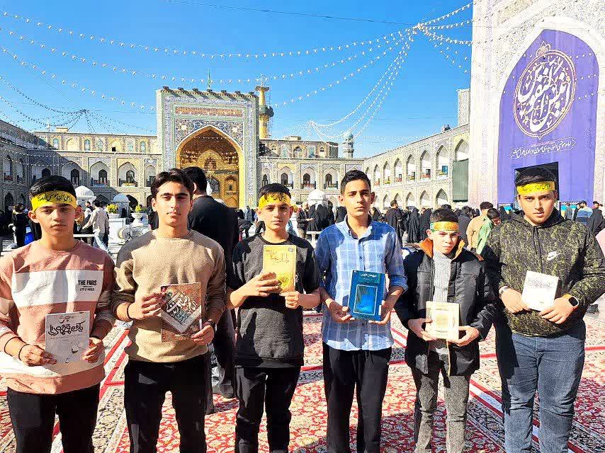 زیارت متفاوت دانش‌آموزان اشکذری؛ مطالعه کتاب در حرم امام رضا (ع)