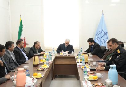 بازدید رئیس سازمان زندان‌ها از دادگستری شهرستان اشکذر و برگزاری جلسه با مسئولان محلی