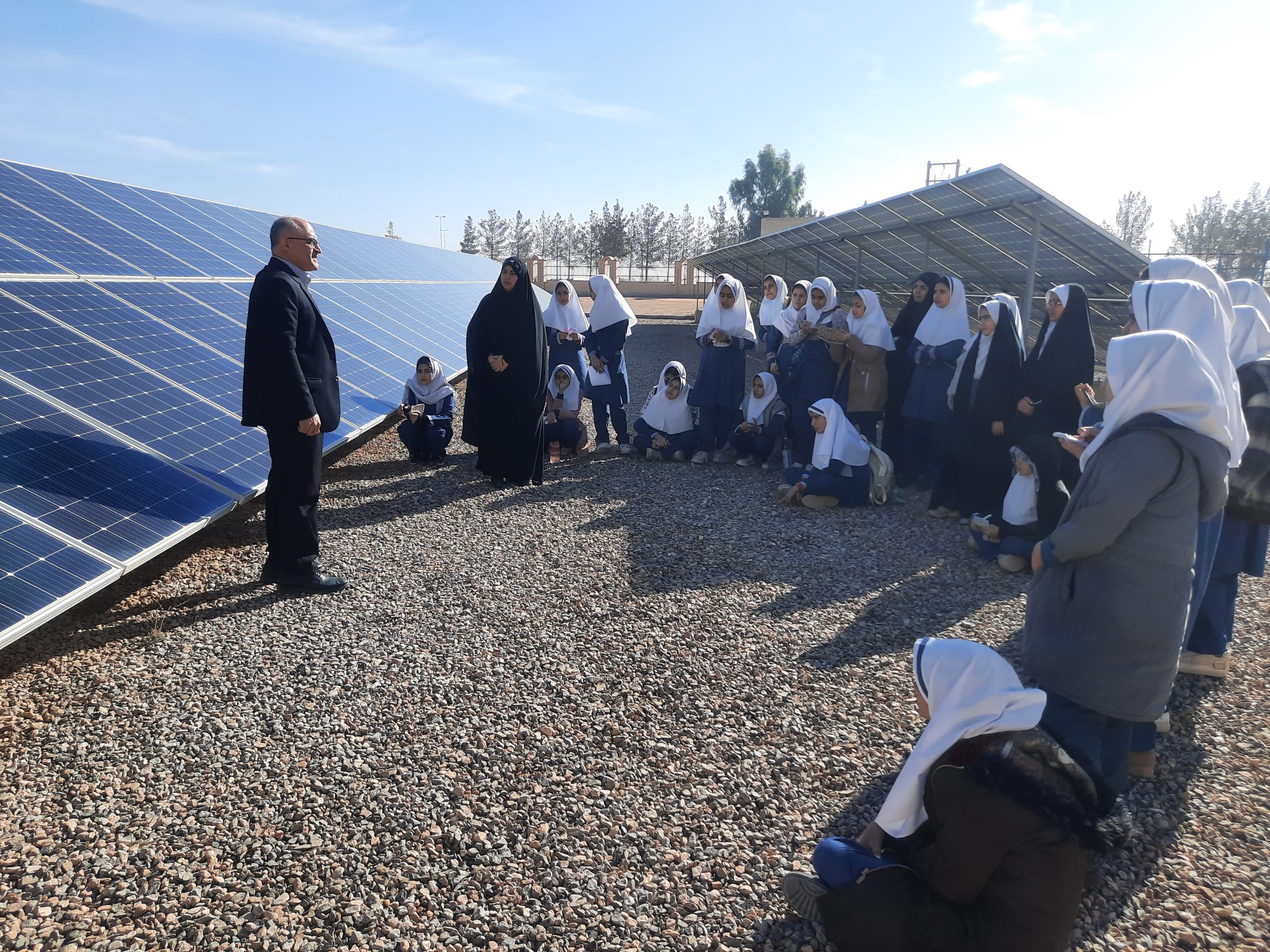 بازدید علمی دانش آموزان دبستان دخترانه فرهنگ از نیروگاه خورشیدی دانشگاه آزاد اسلامی اشکذر