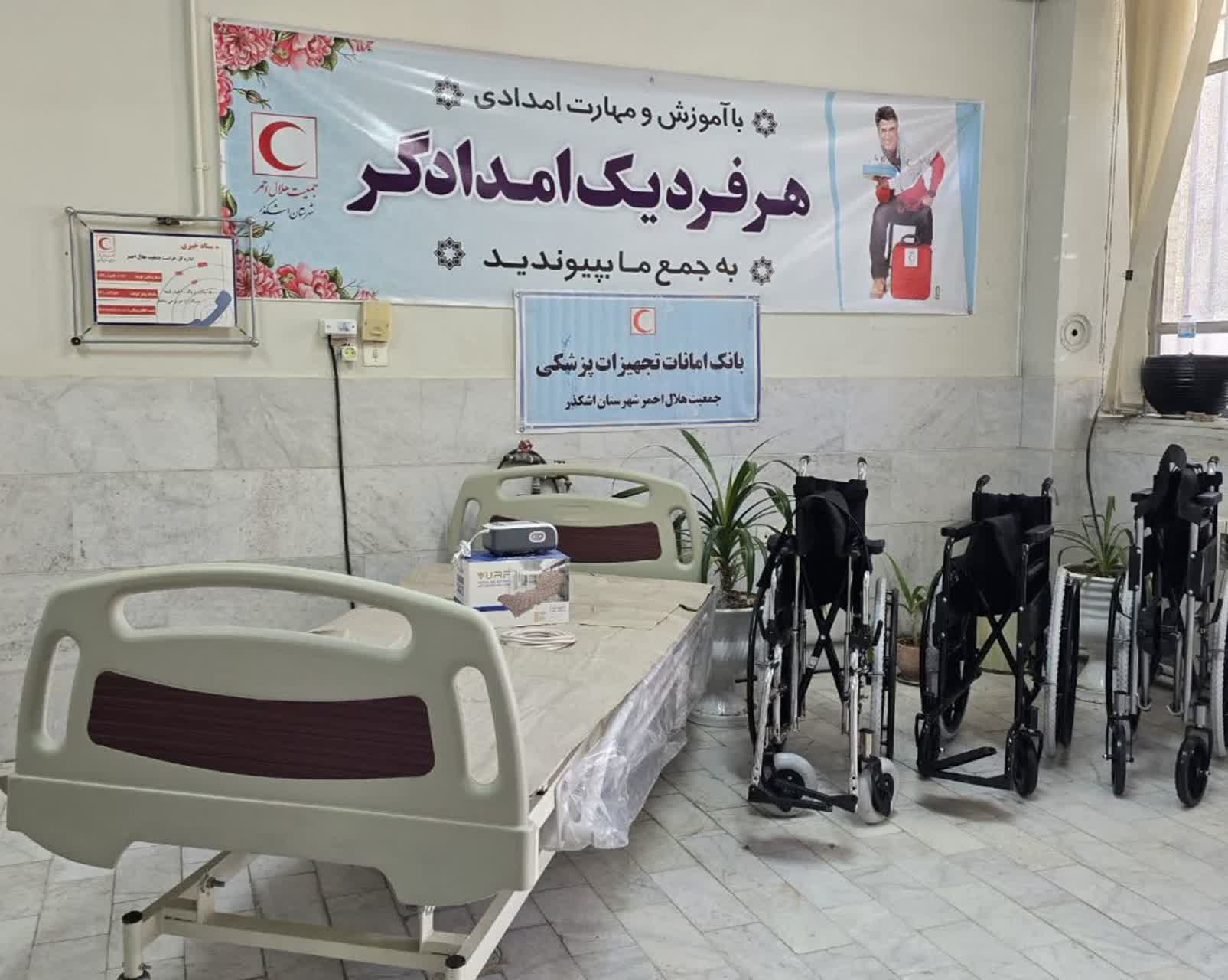 اهدای تجهیزات پزشکی توسط خیرین شهرستان اشکذر به جمعیت هلال احمر