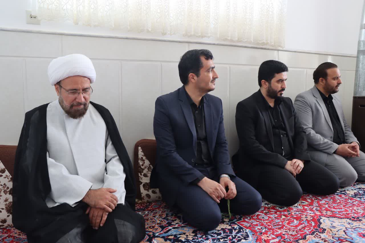 حضور جمعی از مسئولین شهرستان اشکذر در منزل خانواده شهید اقتدار