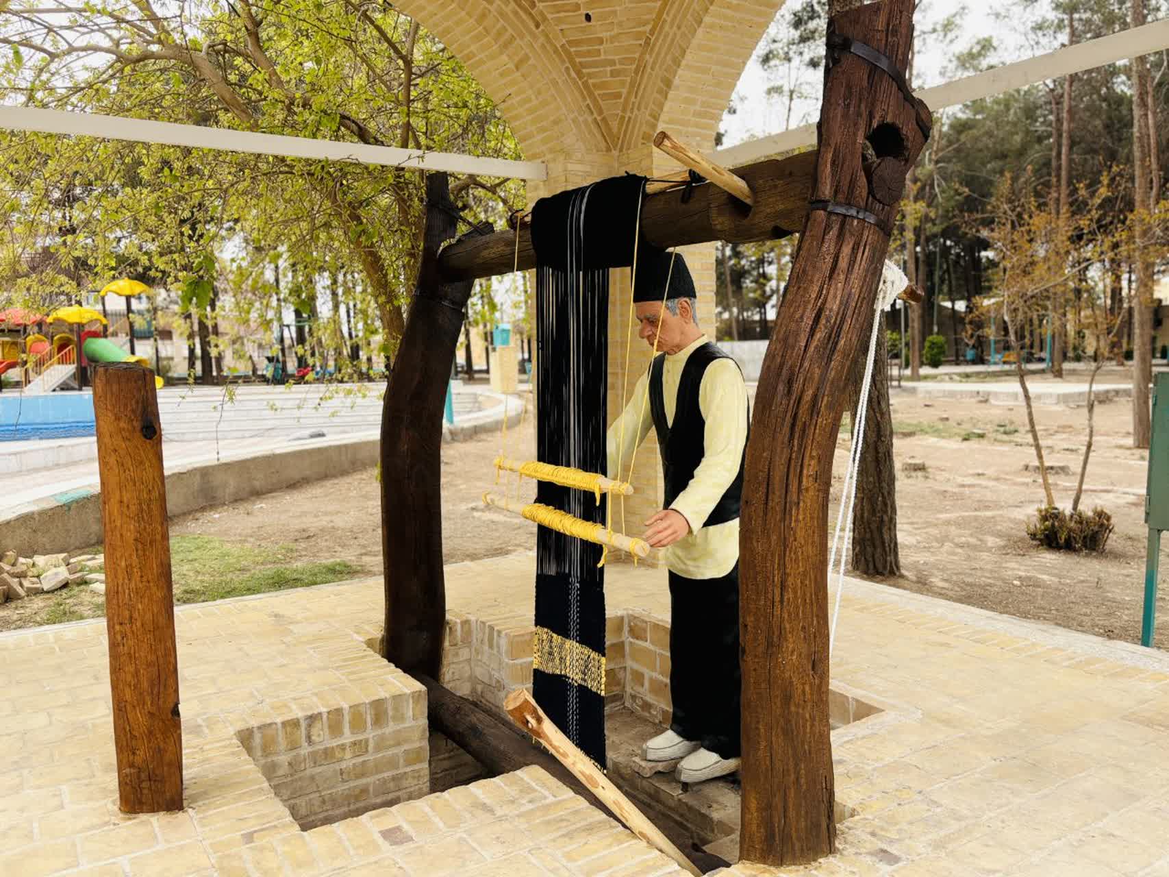نصب المان خورجین بافی در پارک اشکی اشکذر