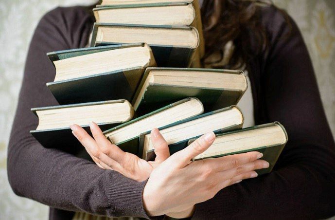 سفر کتاب‌ها از یونان باستان تا امروز: چگونه مطالعه می‌تواند روح ما را شفا دهد؟