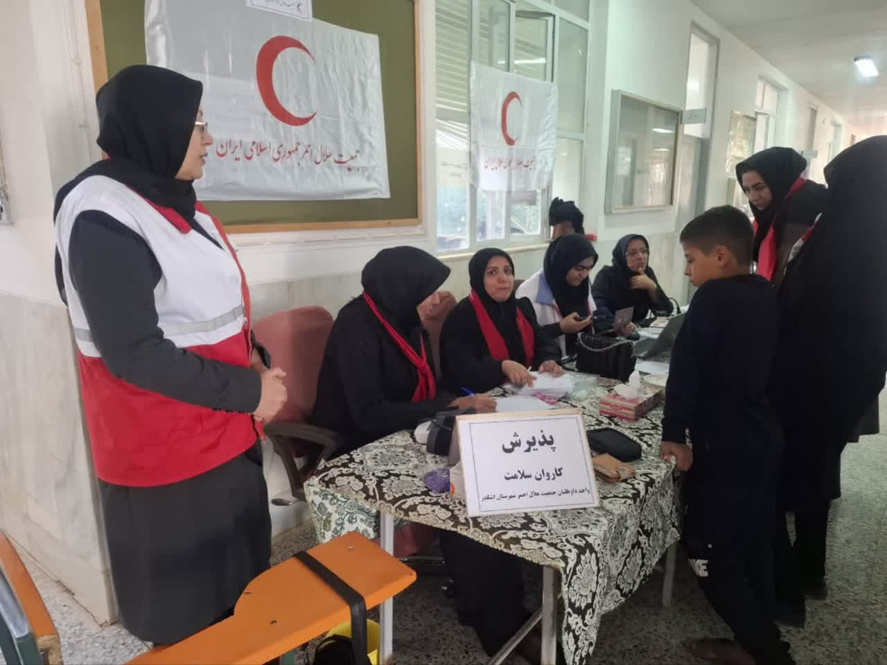 ارائه خدمات رایگان پزشکی در روستای صدرآباد توسط کاروان سلامت هلال‌احمر اشکذر