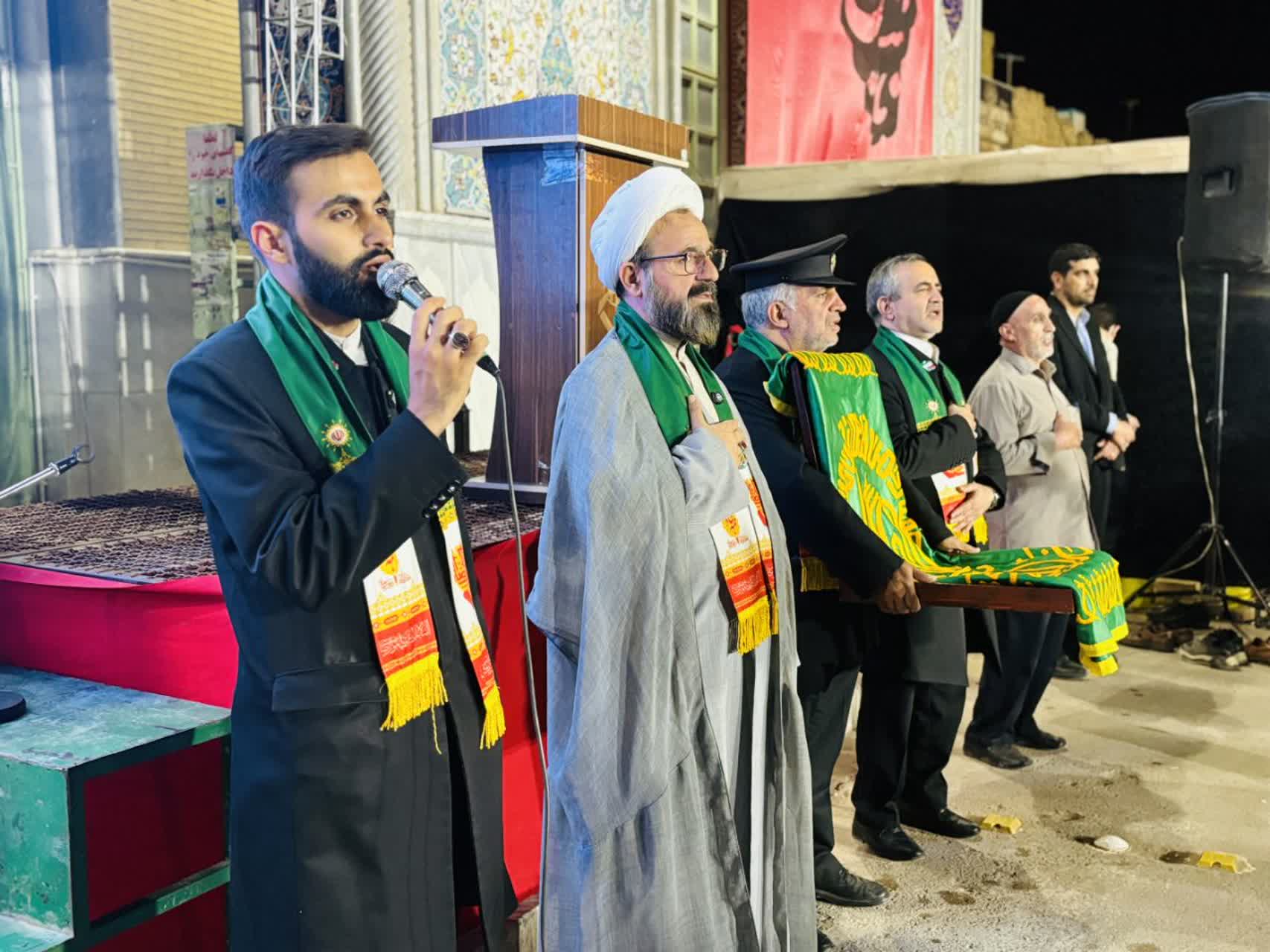 حضور خادمان حرم مطهر امام رضا (ع) در تجمع میدان نماز اشکذر