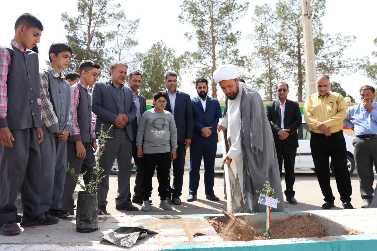 غرس نهال‌ های یادبود کودکان شهید میناب در آموزشگاه استثنائی شادی اشکذر