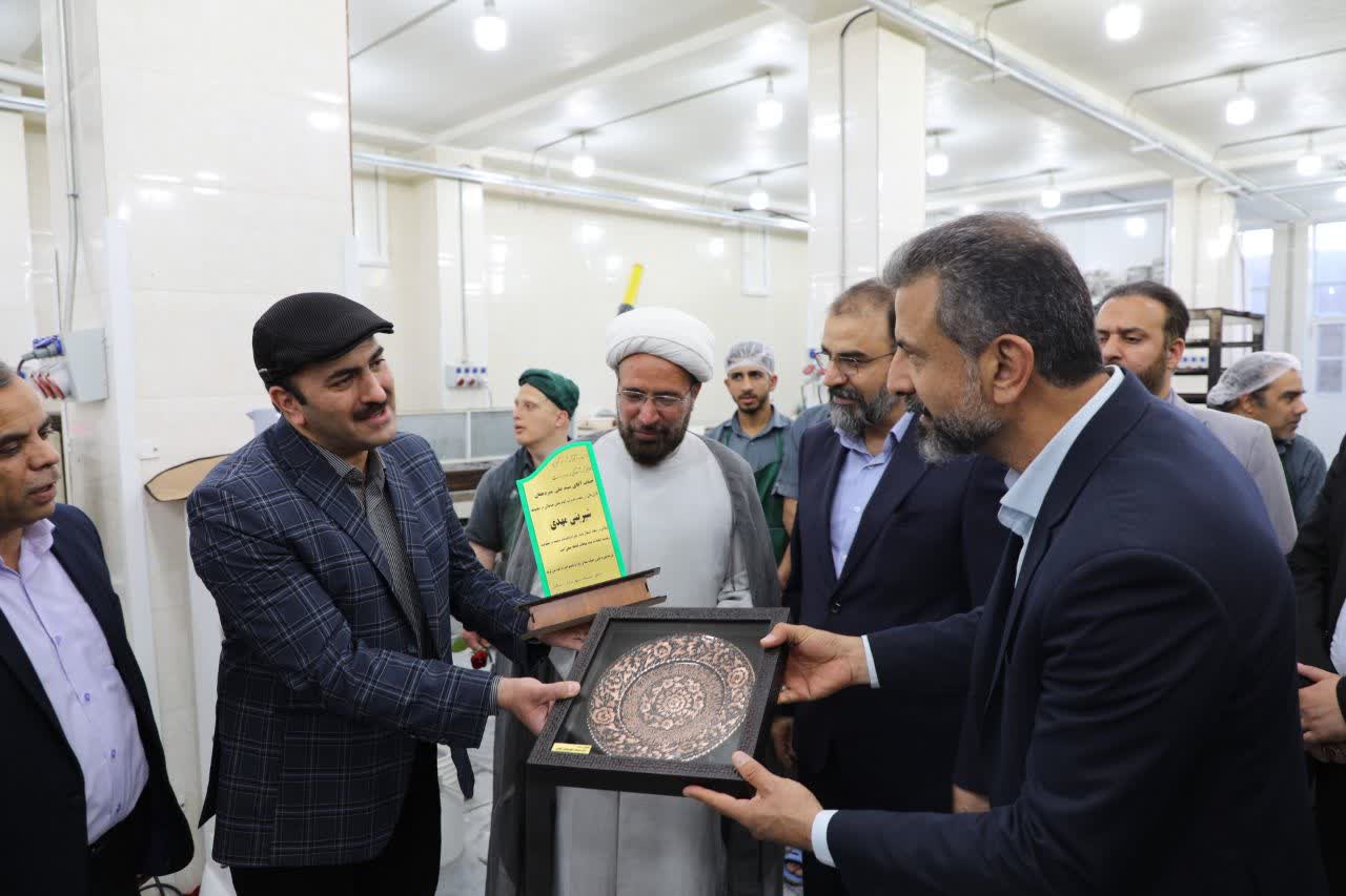 تقدیر و تجلیل از کارگران و کارکنان و مسئول بنگاه شیرینی‌سازی مهدی شهر اشکذر