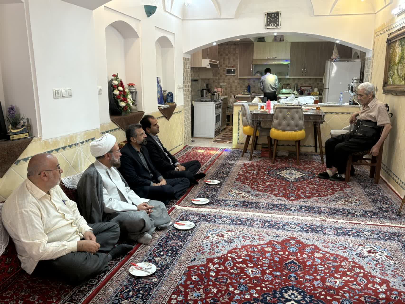 عیادت مسئولان اشکذر از حاج فضل‌الله شکاری، خیر سازنده بیمارستان حضرت زینب(س)