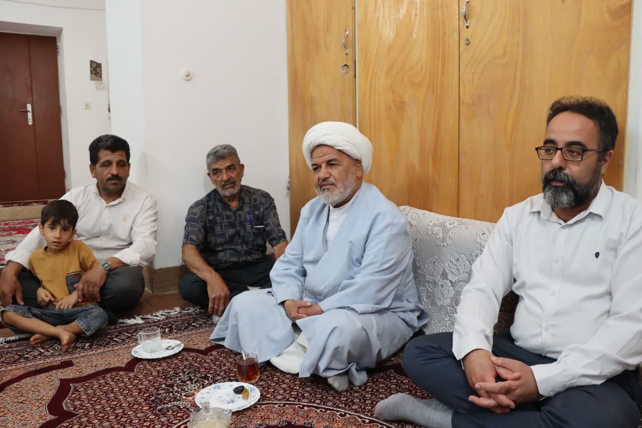 مسئولین اشکذر میهمان روحانی جانبازی شدند که همچنان در میدان داری از انقلاب اسلامی پابرجا ایستاده است