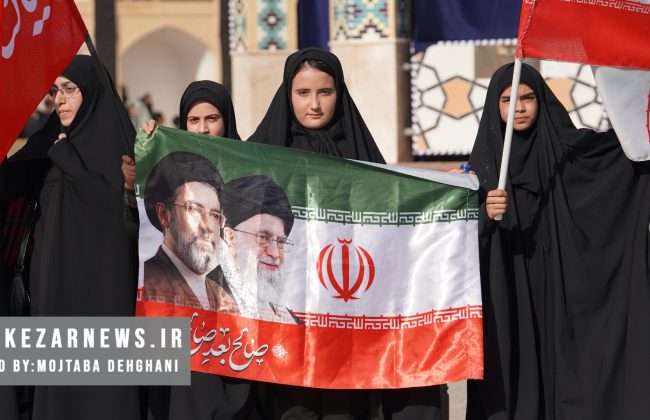 حضور پرچم‌های ایران در کنار بیرق‌های حسینی در مراسم باشکوه عاشورای حسینیه سفید اشکذر