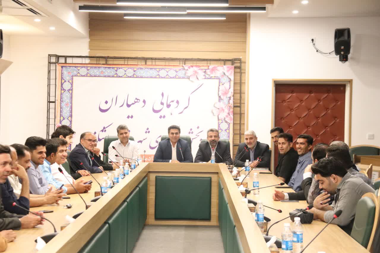 گردهمایی دهیاران بخش مرکزی اشکذر؛ از تأکید بر مدیریت خلاقانه تا پیشگامی در بهره‌برداری از انرژی‌های تجدیدپذیر