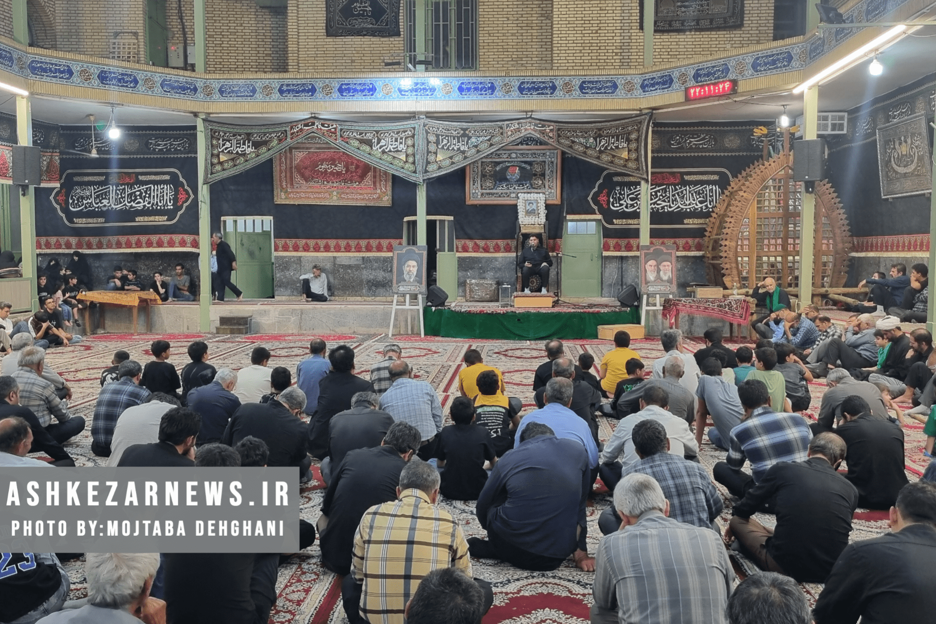 مراسم بزرگداشت رهبر شهید آیت الله سیدعلی خامنه‌ای(ره) همزمان با شب شهادت حضرت رقیه سلام‌الله‌علیها، با حضور پرشور عزاداران در حسینیه حاج سید اسماعیل اشکذر برگزار شد